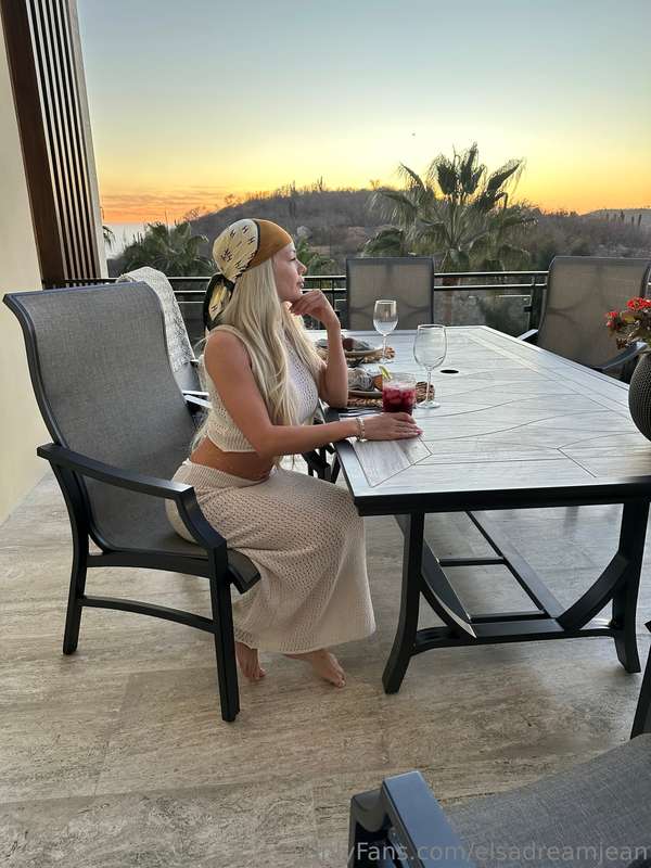 You + me = sunset dinner 🌅🍷