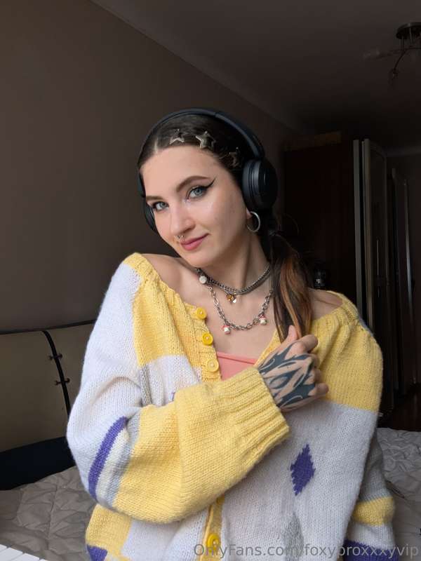 Cozy vibes, good music, and a little sparkle - just how I li..