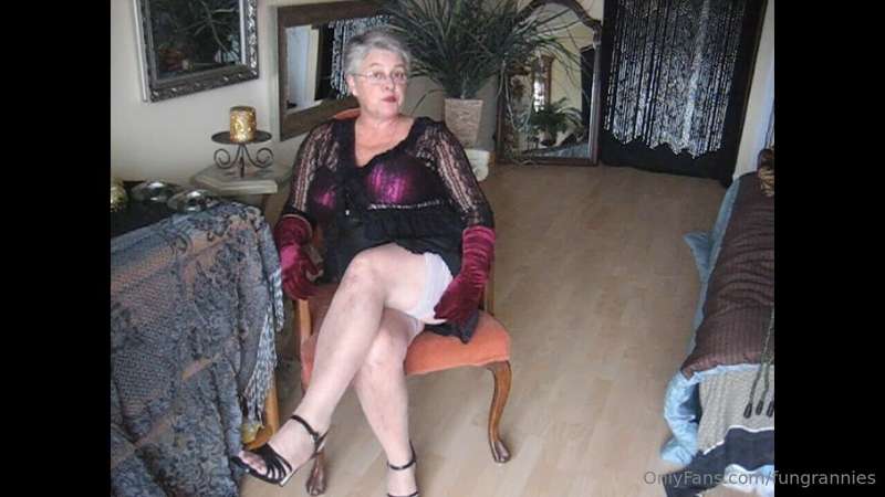 This hot video, of your naughty aunty, shows you what she do.. 1