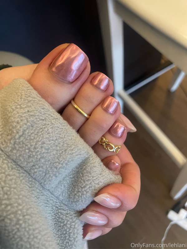 I actually think they are ridiculously beautiful, this pedi ..