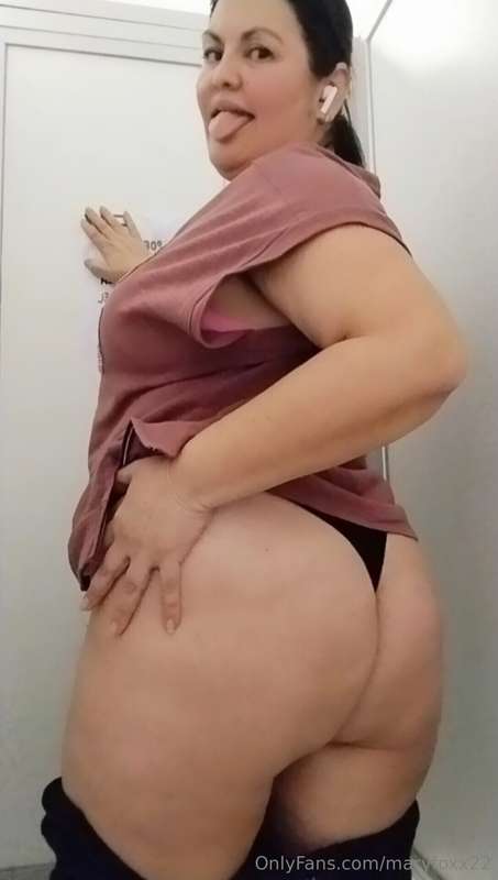 At the gym, shaping my beautiful butt. 😜❤️‍🔥Do you like it?