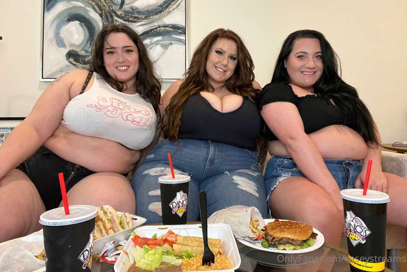 ***3 WAY EAT OFF*** featuring @bellaabbondanza and LushLaure.. 4