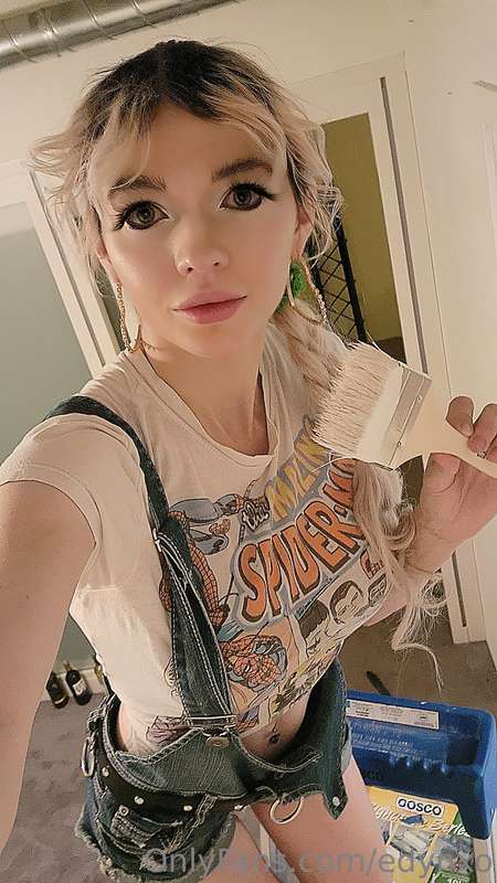 You're favorite slut is painting! Please tip for encourageme..