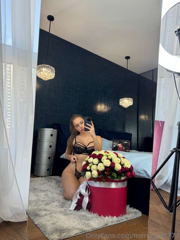 Can you guess what movie is playing in the background?😅🍿🎬 1