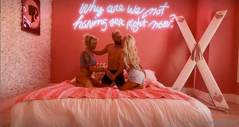 Limited time sale Just dropped this steamy threesome video i..
