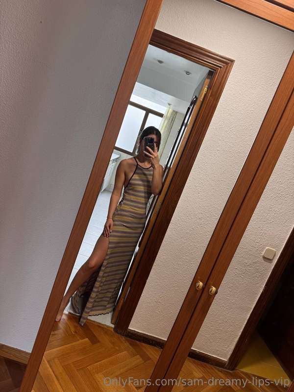 Fun fact: I LOVE dresses/skirts that partially reveal my leg..