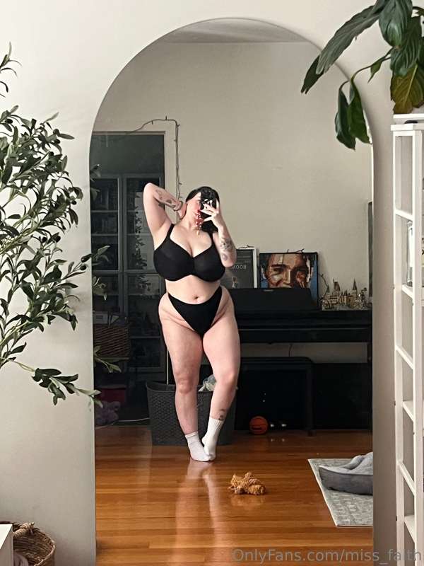 It’s New Year’s Eve!! Who’s fucking me all night…??