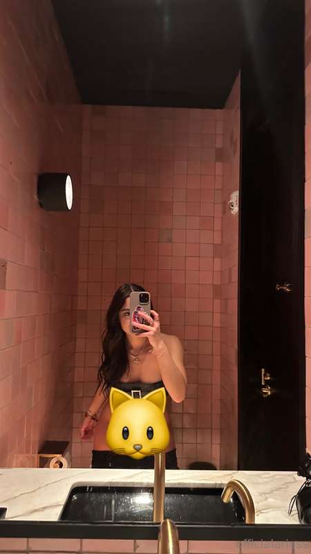 i’m sure you want to see who’s behind me touching my 🐱🙈 mess..