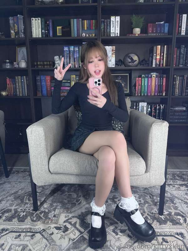 ⊱・ ♡・⊰are you into girls who like to read?⊱ ─────────────── .. 18