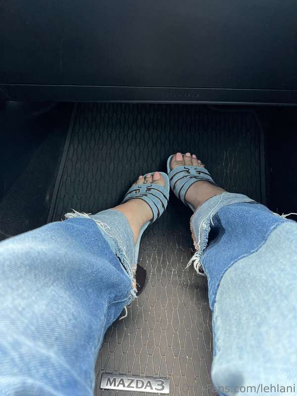 Another new pair of sandals 😍 something that’s not my usual .. 4