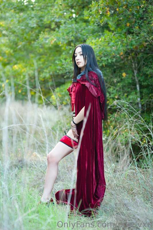 Little red riding into the weekend ♥️🖤 1