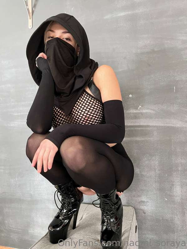 Can I be your sidekick for the apocalypse? 🖤 6
