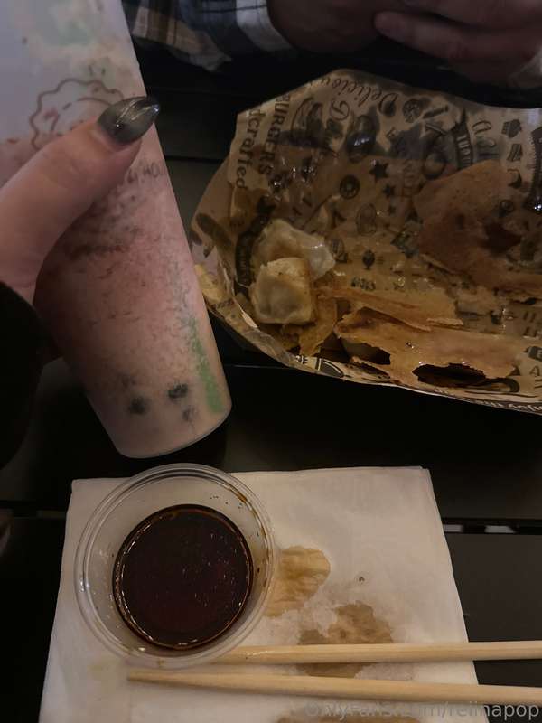 Shorts undone in public 🤷‍♀️🤭After just the pad Thai.. then .. 2