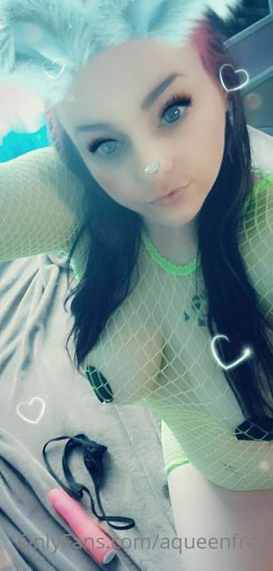 Who wants to see me play with my pink vibrator? 🥵💚 DM for th.. 3