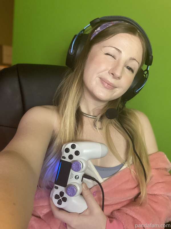 Your favorite professional female COD player ^.^ that’s the ..