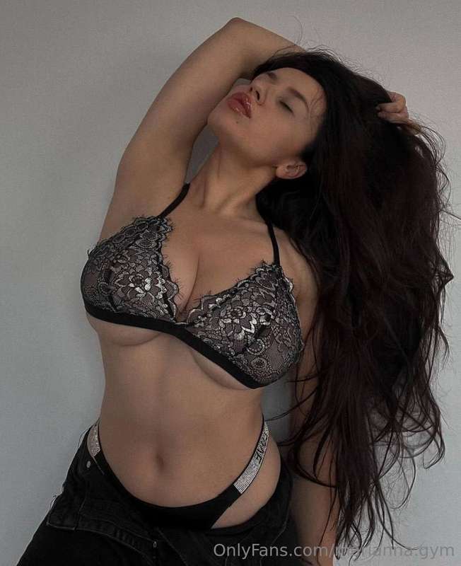 Lustful doll @ksenia_leoni WITH A CREAMY PUSSY🍦💘Text her @ks..