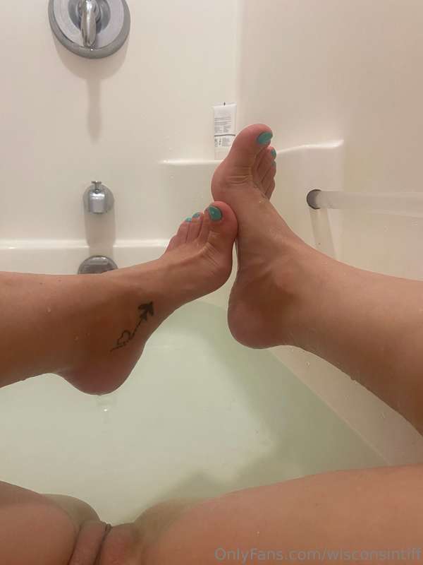If you’re into feet reach out to me 😘👣