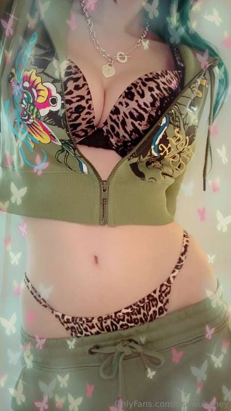 All I wanna do is party 🔥 Rock some Ed Hardy in 40/40~I got .. 1