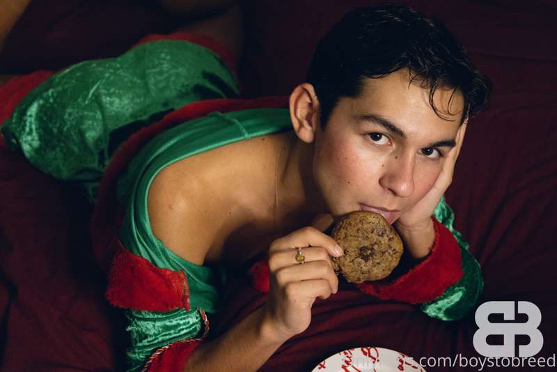 Merry Christmas, sluts. 🎄 Hope you enjoy this hot new photo ..