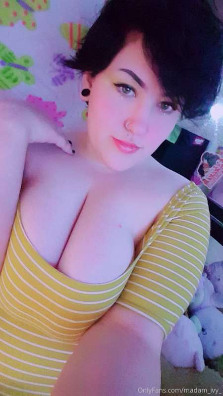 My little yellow sundress. Featuring lolicyanides hair lmao .. 17