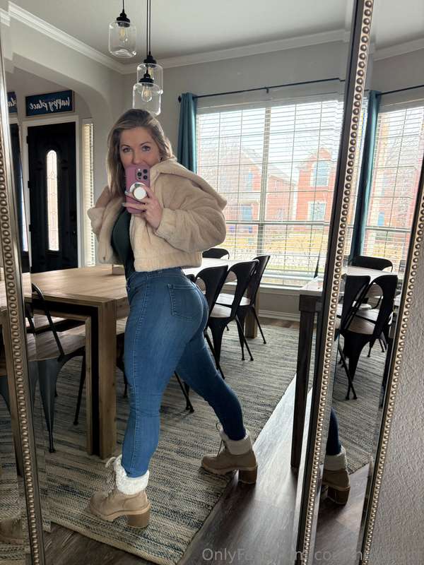 The booty is looking good in these jeans😍