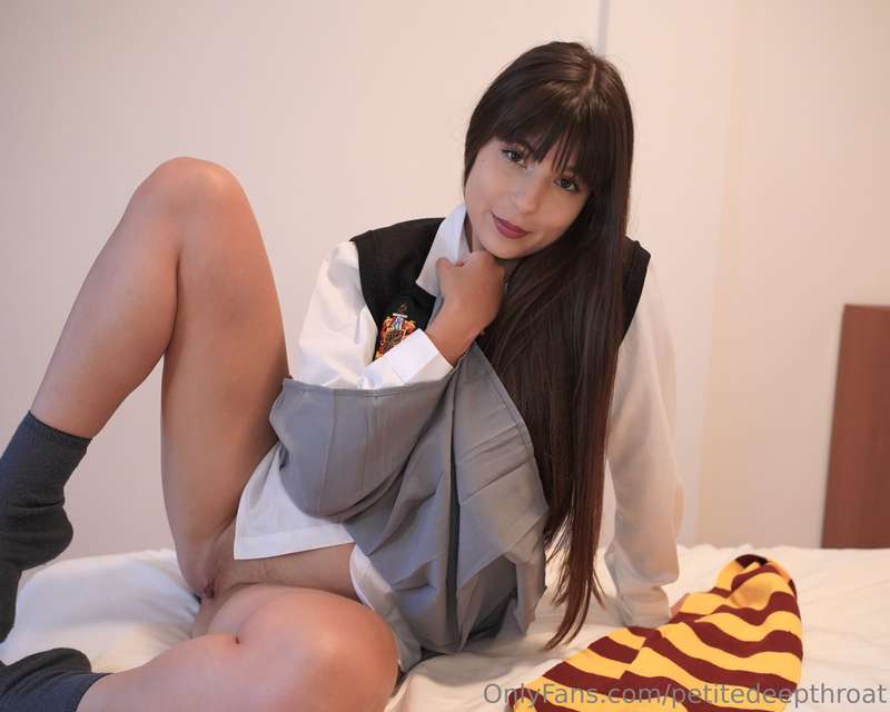 Double Throatpie with my Gryffindor outfit in your messages ..