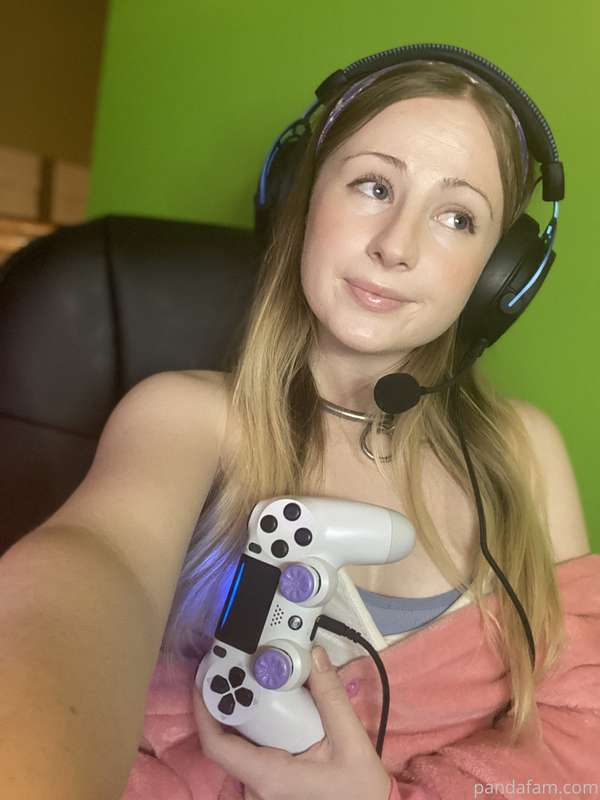 Your favorite professional female COD player ^.^ that’s the .. 3