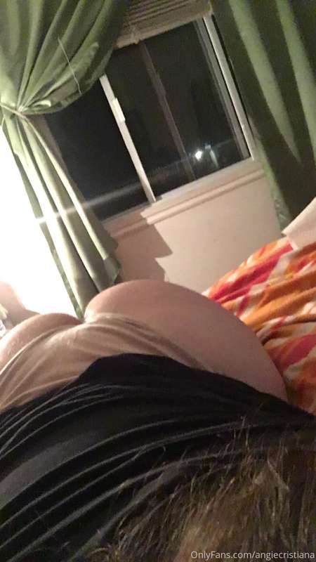 4 pic bundle of my fat ass 😘🙈 only $7 babes!!! with underwea..