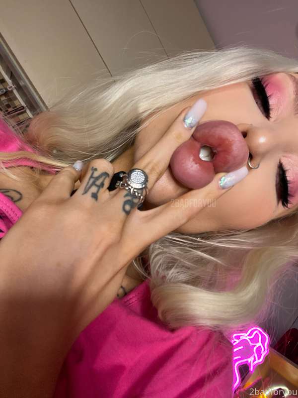 I’m a 
1) proud owner of a big fake dick sucking lips
2) gir.. 4
