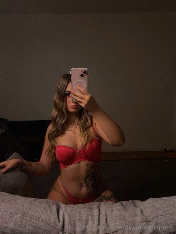sitting still, looking pretty💞🤤