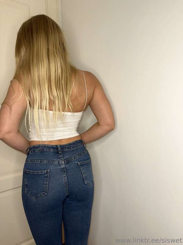 How's my back view in these jeans? 😍