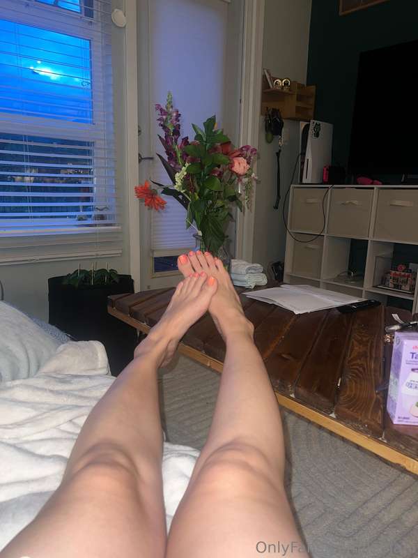 Getting distracted by my toes while I read 🩷💦 5