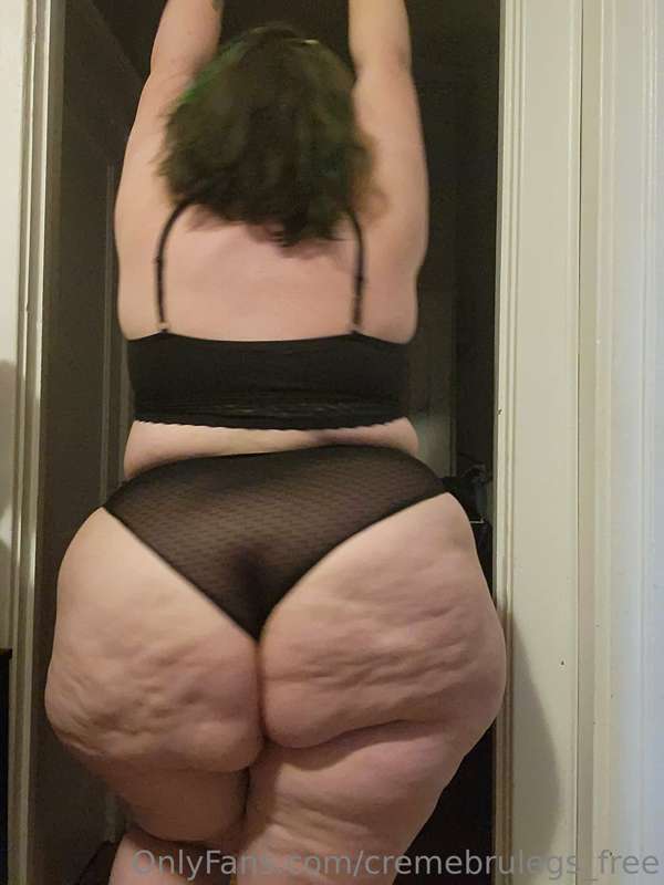 I have so many blurry ass pics and no one to share with!