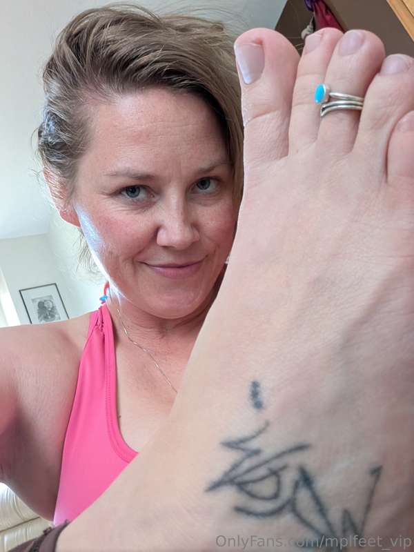 See this foot I'm going to suck it, spit on it and turn you ..