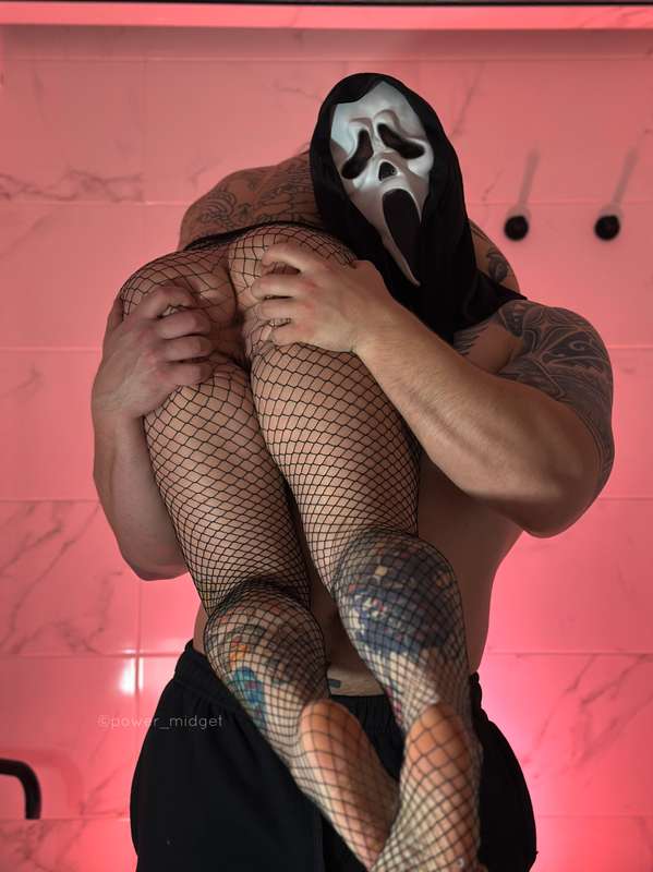 Nooooo don’t come for my butt Mr Ghostface 👀👀 1