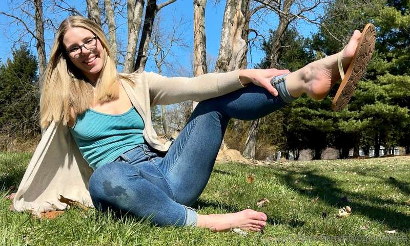 Full set of jeans and flip flops in the park with a short [1.. 2