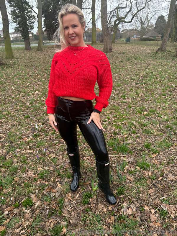 Hey, Do you like my new wellies? 🖤 4