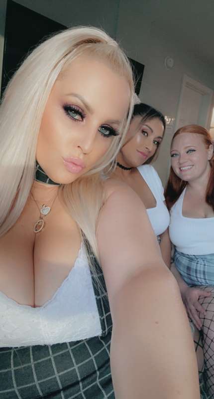 Delicious 🤤 with @goddessnaughtia @bbwjulieginger1