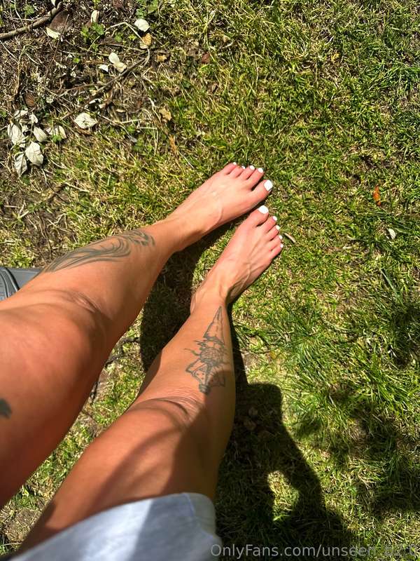 Pretty white toes 💖 in nature 💐 6