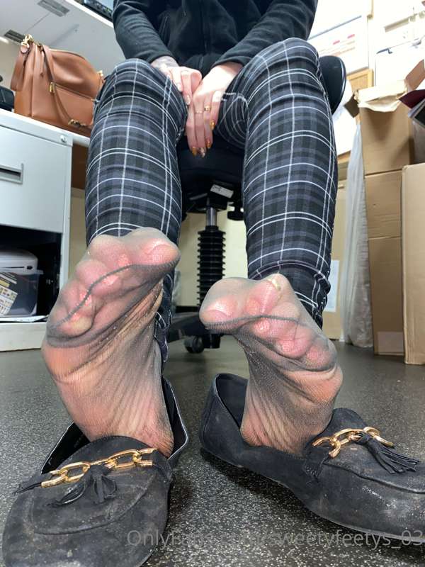 Smell those sweaty nylons … 😏 1
