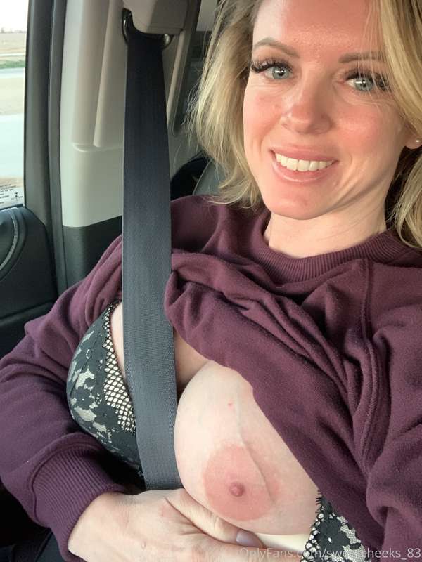 Traffic light tit flash. 😋 Last photo is what my ass looks l..