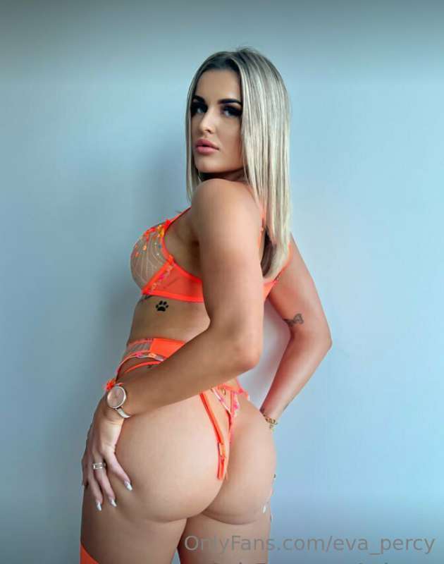 OMG look at that ass bounce 🤤 follow her Free page to see th..