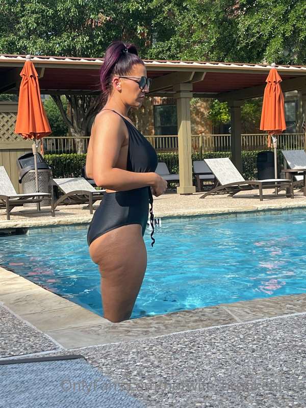 Pool days!!! 👸🏻♠️🖤😘 5