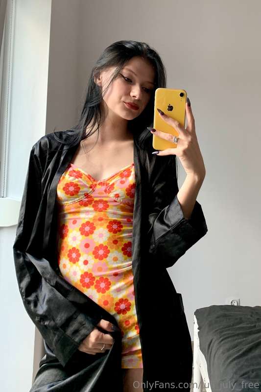 Just my cute selfies in the mirror🥰