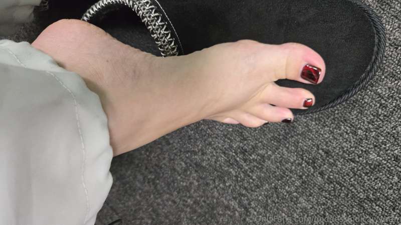 Straight out of my stinky slippers ready for your nose 👃 1