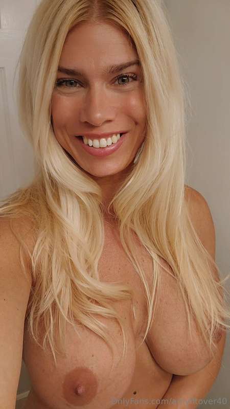 SMILE with me 😁 it's Saturday & I'm flashing my boobies 😆 Th..