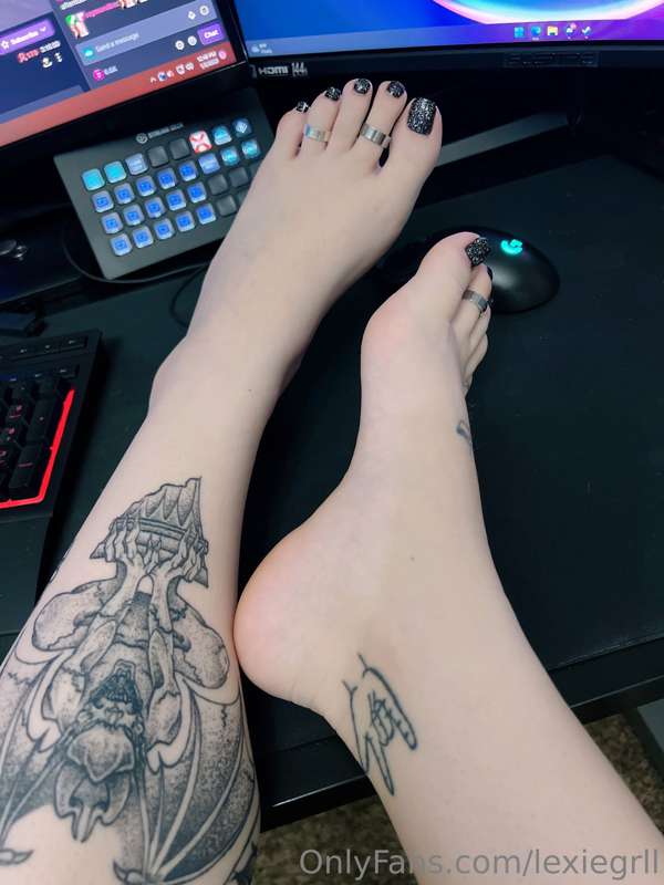 Re painted my toes! Sparkly black 🥵 3