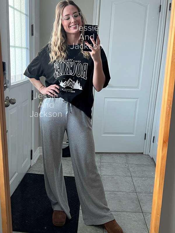 Comfy Sunday outfit 💋A rare post featuring no nudity haha-Je.. 2