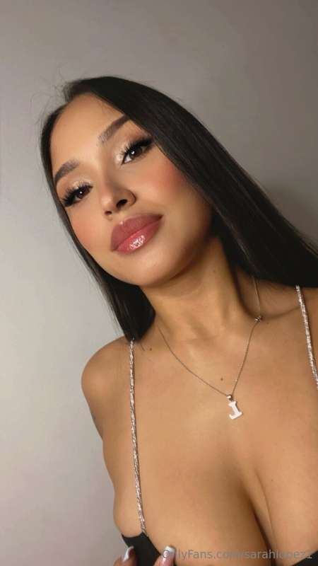 "Captivating without trying 💋"