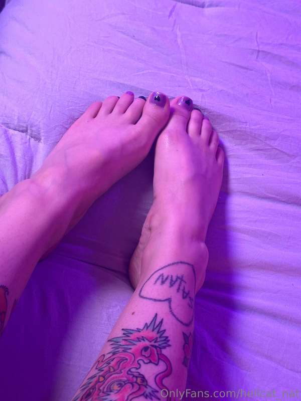 so happy with how my pedicure turned out!  🖤💜🖤 what’s your f.. 6